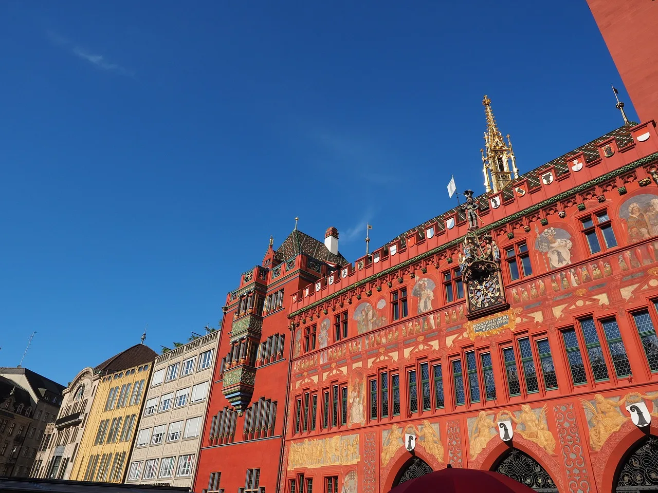 déménagement à bale avec la façade de la mairie