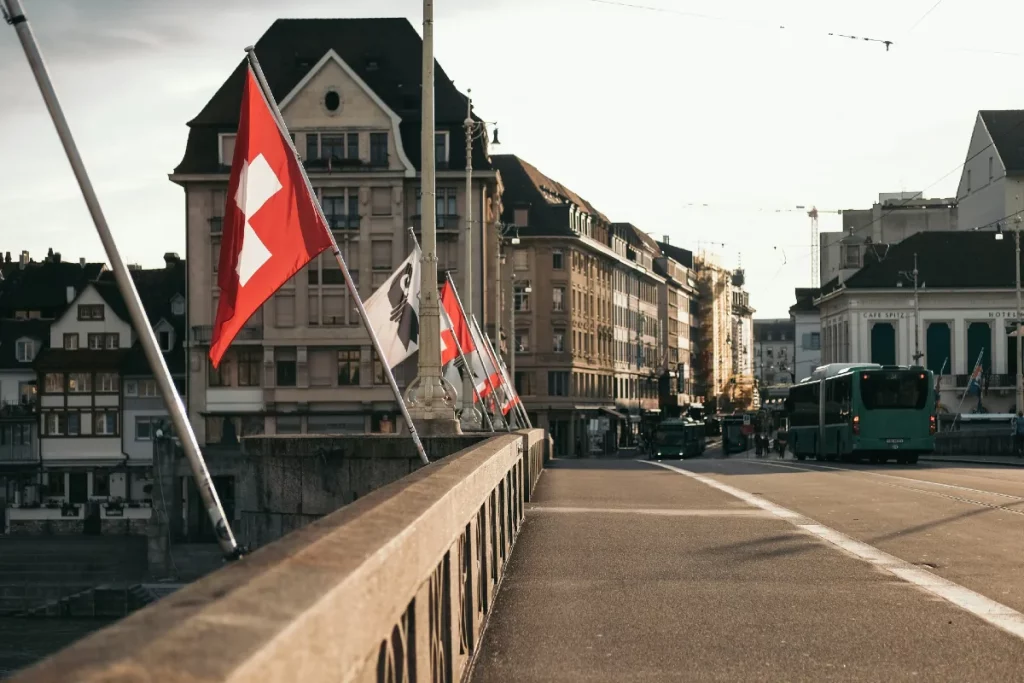 Ville de Bâle avec drapeaux de la suisse